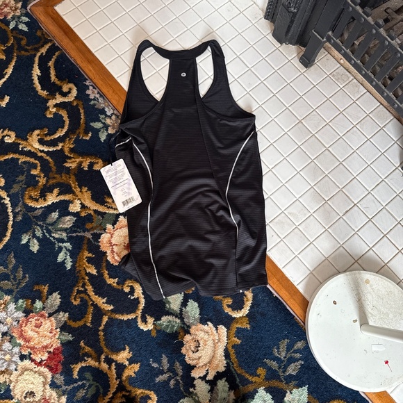 90 Degree T back running top with zippered pocket. NWT. Retail 54 - Picture 5 of 7